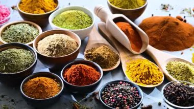 Baharat ve bitkilerin karışımı..