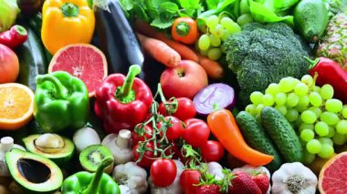 Çiğ sebze ve meyve çeşitleri. Vejetaryen diyeti.