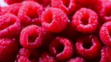 Taze olgun ahududulu kompozisyon.