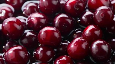 Taze vişneli kompozisyon.