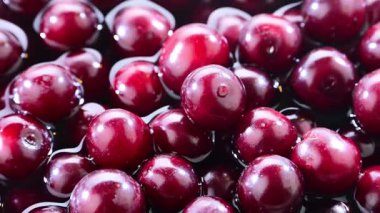 Taze vişneli kompozisyon.