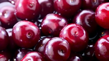 Taze vişneli kompozisyon.