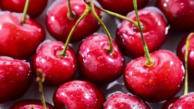 Taze kirazlı kompozisyon.