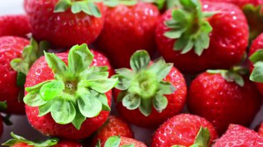 Taze olgun çilekli kompozisyon.