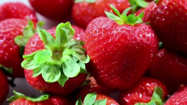 Taze olgun çilekli kompozisyon.