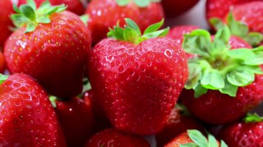 Taze olgun çilekli kompozisyon.