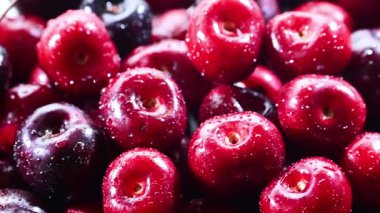 Taze kirazlı kompozisyon.