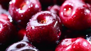 Taze kirazlı kompozisyon.