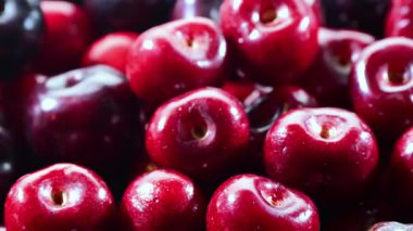 Taze kirazlı kompozisyon.