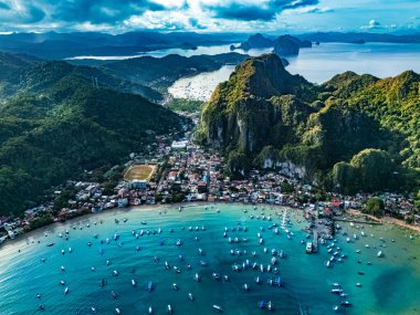 Filipinler 'in Palawan Adası' nın kuzeyindeki El Nido 'nun hava manzarası.