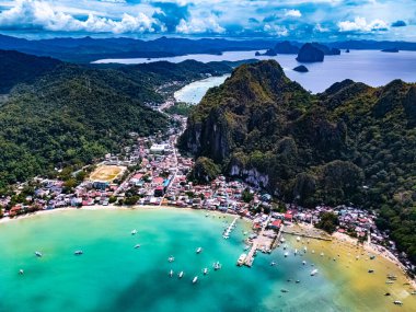 Filipinler 'in Palawan Adası' nın kuzeyindeki El Nido 'nun hava manzarası.