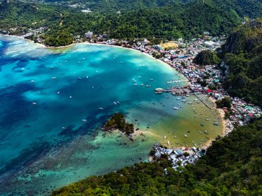Filipinler 'in Palawan Adası' nın kuzeyindeki El Nido 'nun hava manzarası.