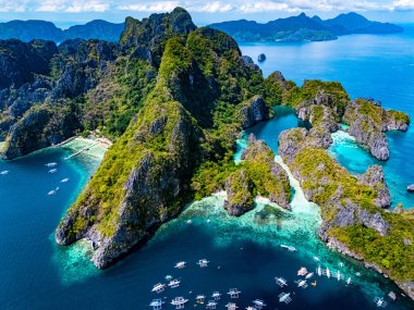 El Nido, Palawan, Filipinler yakınlarındaki Miniloc Adası 'nda Büyük Göl ve Küçük Göl.