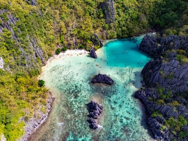 El Nido, Palawan, Filipinler yakınlarındaki Cadlao Adası 'ndaki Cadlao Gölü..
