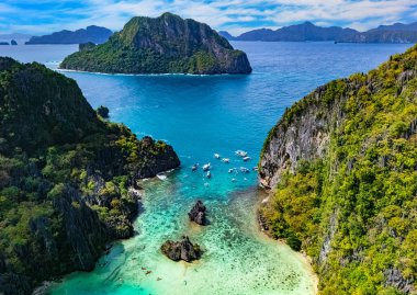 El Nido, Palawan, Filipinler yakınlarındaki Cadlao Adası 'ndaki Cadlao Gölü..
