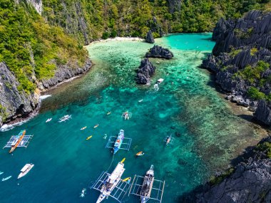 El Nido, Palawan, Filipinler yakınlarındaki Cadlao Adası 'ndaki Cadlao Gölü..