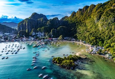 Filipinler 'in Palawan Adası' nın kuzeyindeki El Nido 'nun hava manzarası.