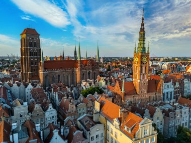 Gdansk 'taki eski kasabanın mimarisi. Dluga caddesindeki ana belediye binası, Pomeranya Voyvoda' sı, Polonya. 