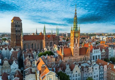 Gdansk 'taki eski kasabanın mimarisi. Dluga caddesindeki ana belediye binası, Pomeranya Voyvoda' sı, Polonya. 