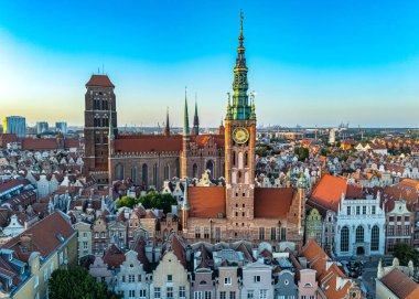 Gdansk 'taki eski kasabanın mimarisi. Dluga caddesindeki ana belediye binası, Pomeranya Voyvoda' sı, Polonya. 