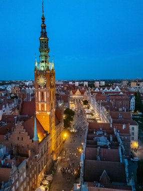 Gdansk 'taki eski kasabanın mimarisi. Dluga caddesindeki ana belediye binası, Pomeranya Voyvoda' sı, Polonya. 