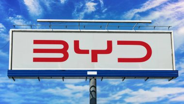 POZNAN, POL - 24 AUG 2025: BYD Auto Co 'nun logosunu gösteren reklam panosu.
