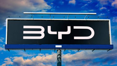 POZNAN, POL - 24 AUG 2025: BYD Auto Co 'nun logosunu gösteren reklam panosu.