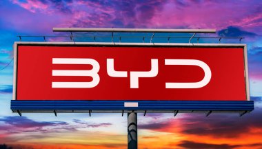 POZNAN, POL - 24 AUG 2025: BYD Auto Co 'nun logosunu gösteren reklam panosu.