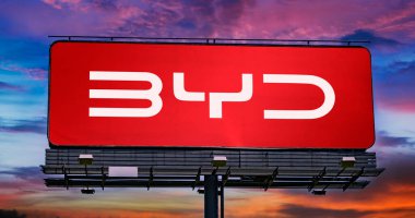 POZNAN, POL - 24 AUG 2025: BYD Auto Co 'nun logosunu gösteren reklam panosu.