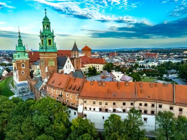Wawel Kraliyet Kalesi, Polonya 'nın Krakow kentindeki Vistula Nehri' nde müstahkem bir yerleşim yeri. UNESCO Dünya Mirası Alanı