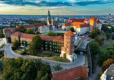 Wawel Kraliyet Kalesi, Polonya 'nın Krakow kentindeki Vistula Nehri' nde müstahkem bir yerleşim yeri. UNESCO Dünya Mirası Alanı