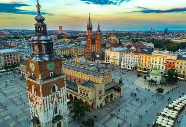 Polonya 'nın eski Krakow şehrinin ana pazar meydanı. UNESCO Dünya Mirası Alanı