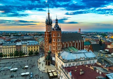 Polonya 'nın eski Krakow şehrinin ana pazar meydanı. UNESCO Dünya Mirası Alanı