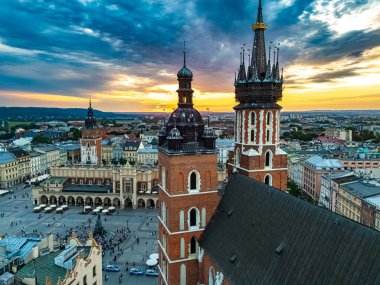 Polonya 'nın eski Krakow şehrinin ana pazar meydanı. UNESCO Dünya Mirası Alanı