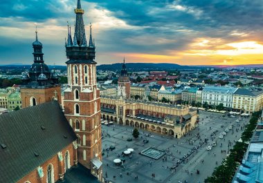 Polonya 'nın eski Krakow şehrinin ana pazar meydanı. UNESCO Dünya Mirası Alanı