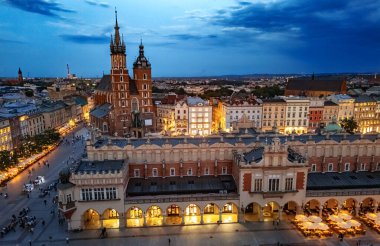 Polonya 'nın eski Krakow şehrinin ana pazar meydanı. UNESCO Dünya Mirası Alanı