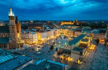 Polonya 'nın eski Krakow şehrinin ana pazar meydanı. UNESCO Dünya Mirası Alanı
