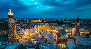 Polonya 'nın eski Krakow şehrinin ana pazar meydanı. UNESCO Dünya Mirası Alanı