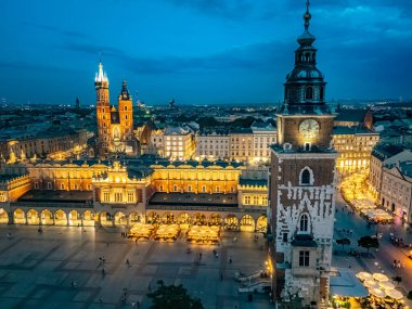 Polonya 'nın eski Krakow şehrinin ana pazar meydanı. UNESCO Dünya Mirası Alanı