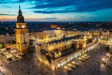 Polonya 'nın eski Krakow şehrinin ana pazar meydanı. UNESCO Dünya Mirası Alanı