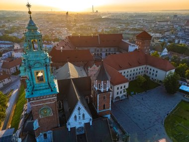Wawel Kraliyet Kalesi, Polonya 'nın Krakow kentindeki Vistula Nehri' nde müstahkem bir yerleşim yeri. UNESCO Dünya Mirası Alanı
