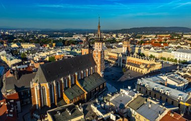 Polonya 'nın eski Krakow şehrinin ana pazar meydanı. UNESCO Dünya Mirası Alanı