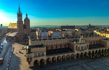 Polonya 'nın eski Krakow şehrinin ana pazar meydanı. UNESCO Dünya Mirası Alanı