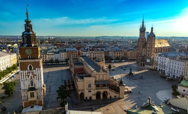 Polonya 'nın eski Krakow şehrinin ana pazar meydanı. UNESCO Dünya Mirası Alanı