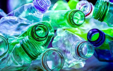 Boş renkli içecek şişeleri. Geri dönüşümlü plastik atık.