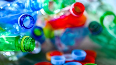 Boş renkli içecek şişeleri. Geri dönüşümlü plastik atık.