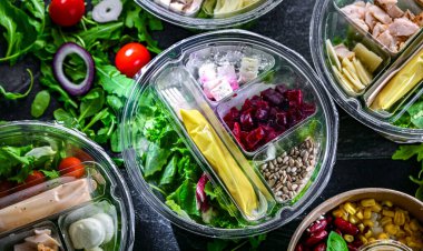 Yuvarlak plastik kutular ve önceden paketlenmiş sebze salataları. Uygun yiyecekler.