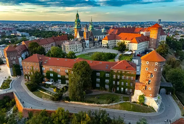 Wawel Kraliyet Kalesi, Polonya 'nın Krakow kentindeki Vistula Nehri' nde müstahkem bir yerleşim yeri. UNESCO Dünya Mirası Alanı