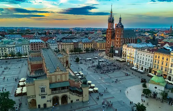 Polonya 'nın eski Krakow şehrinin ana pazar meydanı. UNESCO Dünya Mirası Alanı