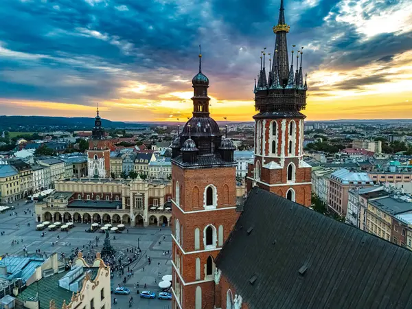Polonya 'nın eski Krakow şehrinin ana pazar meydanı. UNESCO Dünya Mirası Alanı